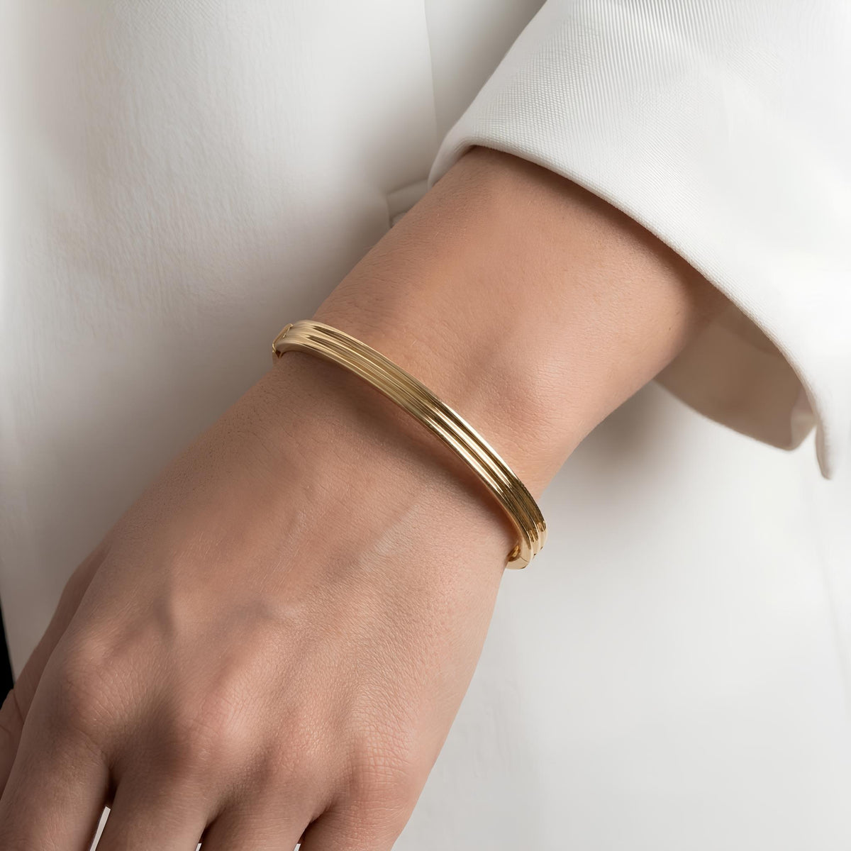 14K / 18K Solid Gold Ribbed Bangle