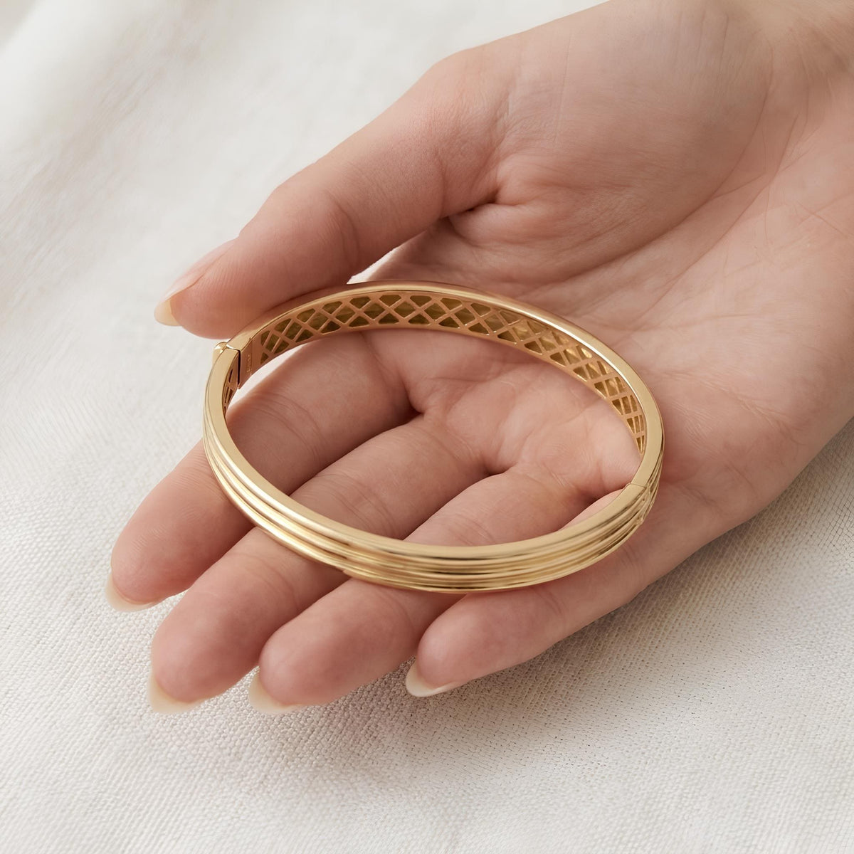 14K / 18K Solid Gold Ribbed Bangle