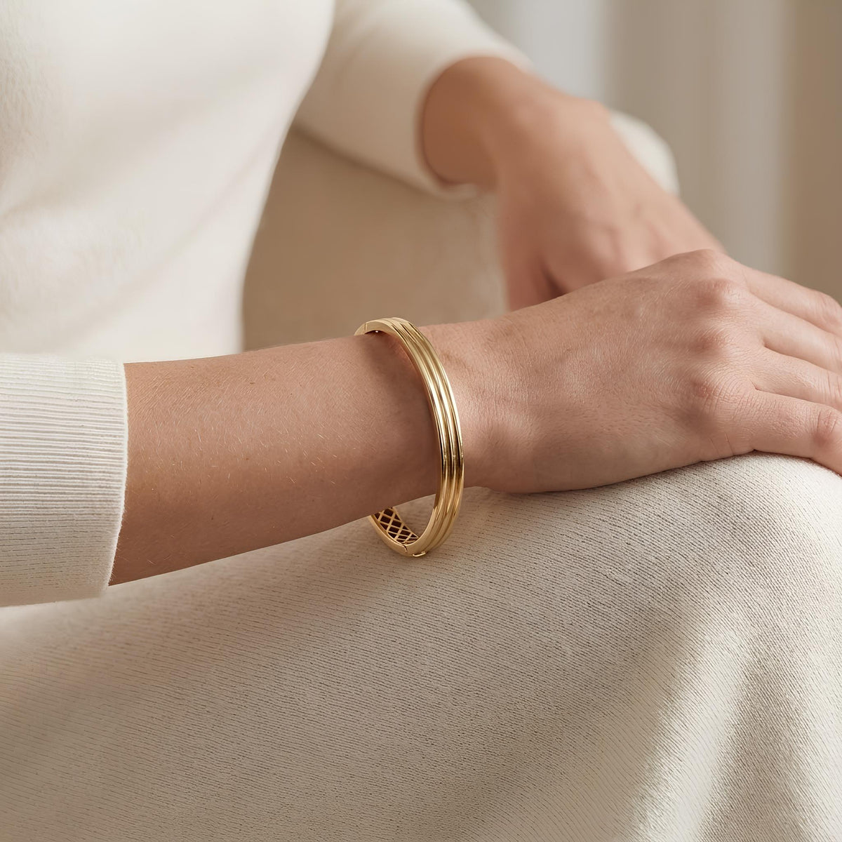 14K / 18K Solid Gold Ribbed Bangle