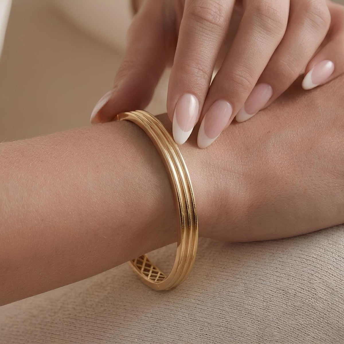 14K / 18K Solid Gold Ribbed Bangle